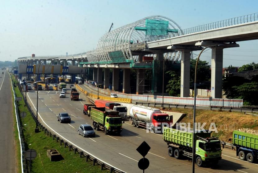 Suasana pembangunan stasiun Kereta Light Rail Transit (LRT) di Jakarta, Jumat (4/1).