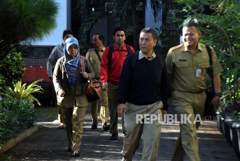 Sejumlah Pegawai Negeri Sipil (PNS) berjalan saat hari pertama kerja pada tahun 2018 di Balaikota Jakarta, Selasa (2/1).
