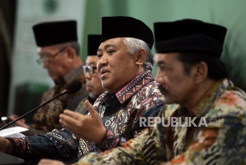 Ketua Dewan Pertimbangan MUI Din Syamsuddin (kedua kanan) didampingi Sekertaris Dewan Pertimbangan MUI Noor Achmad (kanan) dan Wakil Ketua Dewan Pertimbangan MUI Didin Hafiduddhin (kedua kiri) memberikan penjelasan saat Rapat Pleno di Kantor MUI, Jakarta, Rabu (27/3).