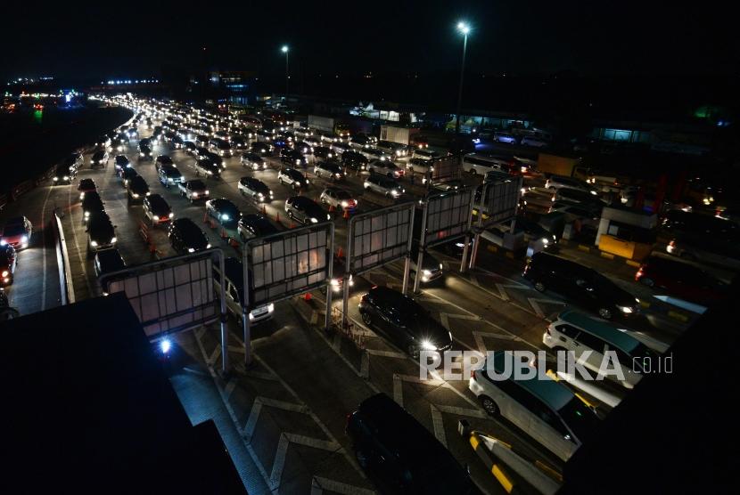 Kendaraan memadati pintu gerbang tol Cikarang Utama, Kabupaten Bekasi, Jawa Barat, Sabtu (22/12) malam.