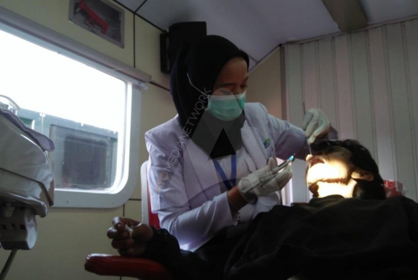  Ratusan masyarakat di sekitar Stasiun Nagreg, Kabupaten Bandung, mendapatkan layanan pengobatan gratis dari rail clinic PT KAI, Selasa (24/9).