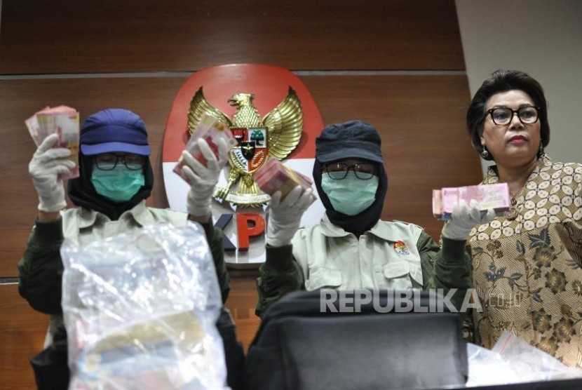 Wakil Ketua KPK Basariah Pandjaitan (kanan) dan Juru Bicarb KPK Febri Diansyah (kiri) bersama penyidik memperlihatkan barang bukti hasil OTT Bupati Kabupaten Nganjuk saat konferensi pers di Gedung KPK, Jakarta, Kamis (26/10).