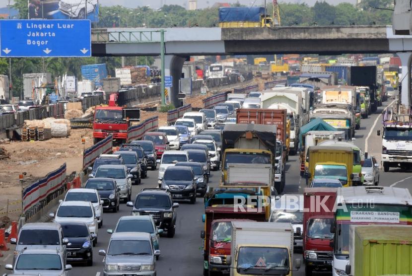 Padat. Sejumlah kendaraan melintasi ruas jalan tol Jakarta - Cikampek, Bekasi, Jawa Barat, Selasa (26/12).