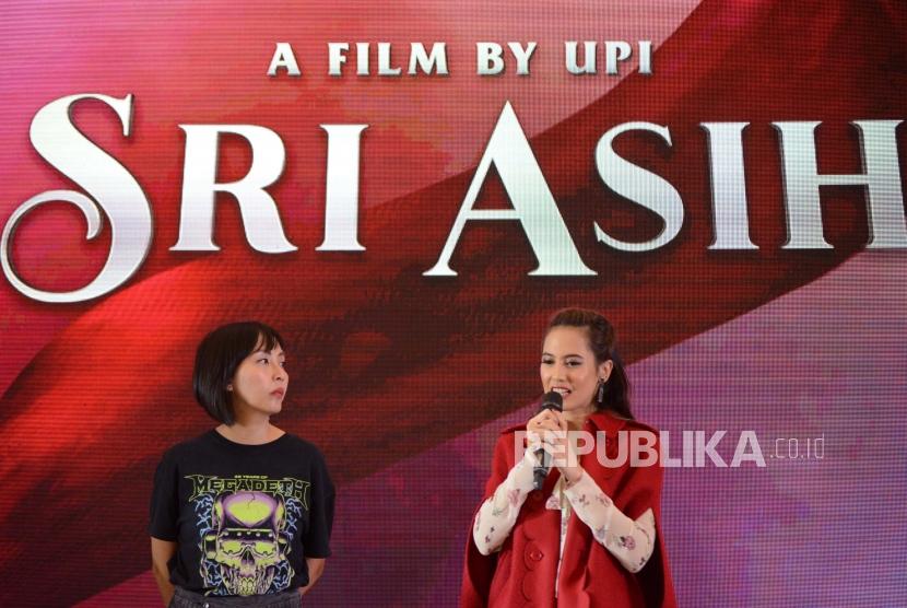 Aktris sekaligus pemeran utama film Sri Asih Pevita Pearce (kanan) Sutradara film Sri Asih Upi (kiri) menghadiri acara pengumuman peluncuran film Sri Asih saat jumpa pers di Mall Senayan City, Jakarta, Sabtu (21/9/2019).