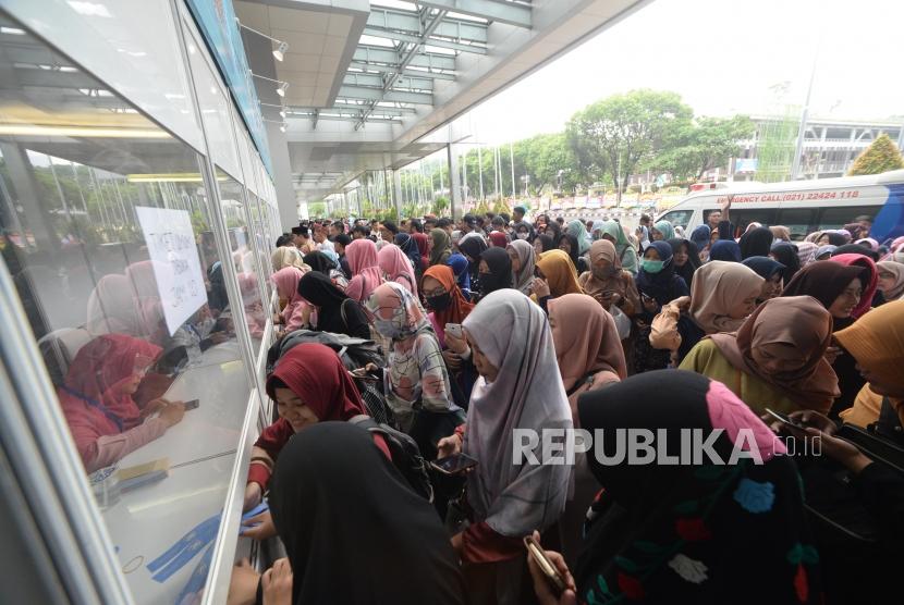 Pengunjung Hijrah Fest memadati loket tiket di pintu utama Jakarta Covention Center, Jakarta, Jumat (9/11).