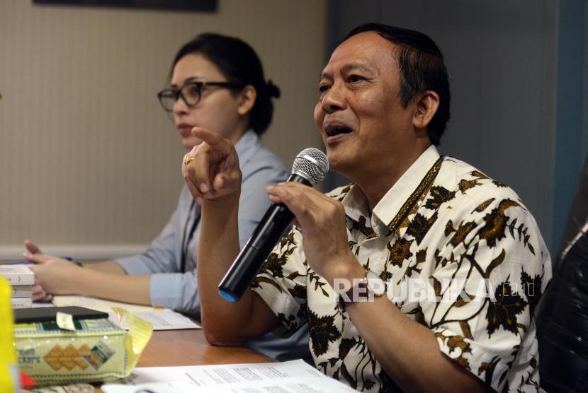 Direktur Eksekutif Indonesia Halal Watch Ikhsan Abdullah (kanan) memberikan keterangan saat konferensi pers di Kantor Indonesia Halal Watch, Jakarta, Rabu (6/2).