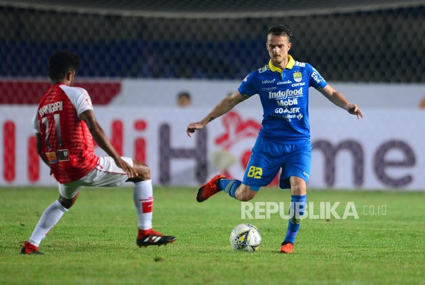 DEBUT. Debut gelandang serang Persib Bandung Rene Mihelic (kanan) pada laga Shopee Liga 1 2019 di Stadion Si Jalak Harupat, Soreang, Sabtu (18/5).