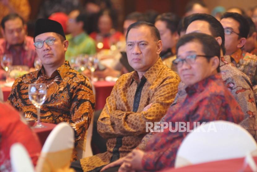 (dari kiri) Menteri Agama Lukman Hakim Saifuddin, Gubernur Bank Indonesia Agus Martowardojo dan Ketua BPH MES Muliaman D Hadad saat menghadiri Anugerah Syariah Republika (ASR) 2017 di Jakarta, Rabu (6/12) malam.