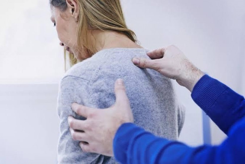 Cara mengatasi sakit leher karena salah bantal