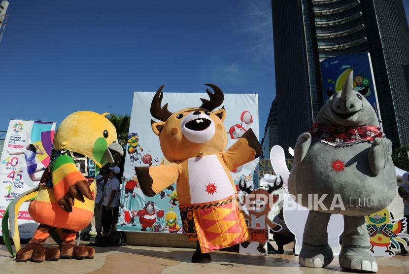 Ketiga Maskot Asian Games 2018  Bhin-Bhin, Atung, dan Kaka (kiri ke kanan)  menyapa warga  dikawasan hari bebas berkendara / Car Free Day di Bundaran HI, Jakarta, Ahad (1/4).