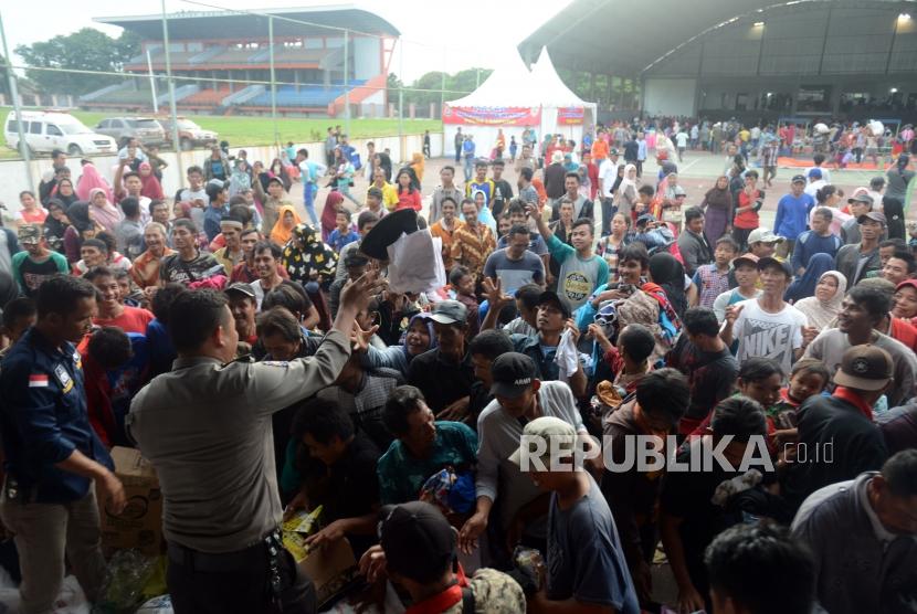 Sejumlah pengungsi berebut baju sumbangan di Posko Pengungsian di Kalianda, Lampung Selatan, Rabu (26/12).