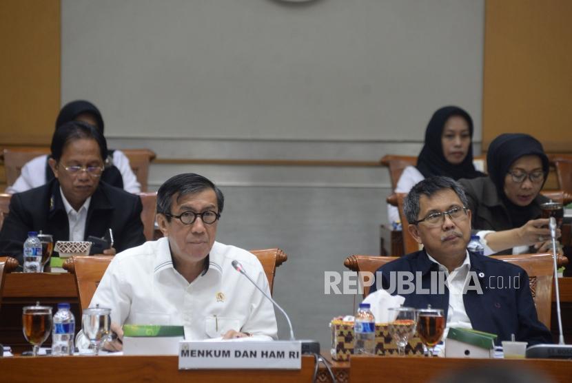  Menteri Hukum dan HAM Yasonna Laoly menghadiri rapat kerja bersama Komisi III DPR di Kompleks Parlemen, Senayan, Jakarta, Rabu (11/4). 