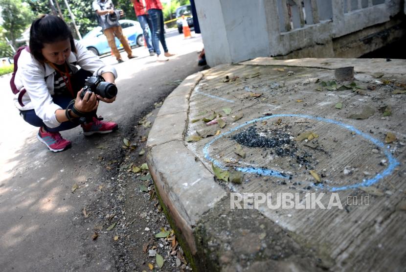 Olah TKP Kecelakaan SN. Wartawan memotret serpihan kaca mobil  yang ditumpangi Ketua DPR Setya Novanto, di Kawasan Jalan Permata Hijau, Jakarta Barat, Jumat (17/11).