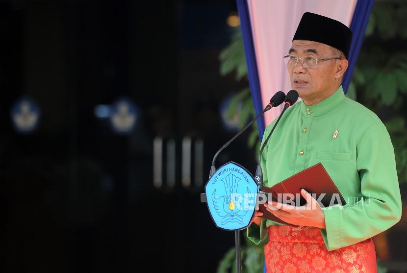 Menteri Pendidikan dan Kebudayaan Muhadjir Effendy memberikan sambutan pada upacara peringatan Hari Pendidikan Nasional di Kantor Kementerian Pendidikan dan Kebudayaan, Jakarta, Rabu (2/5).