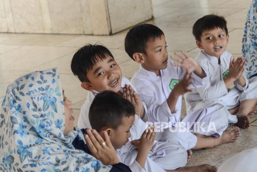 Mengenalkan Anak Pada Masjid. Sejumlah siswa Taman kanak-kanak bermain permainan edukasi di halaman Masjid Istiqlal, Jakarta Pusat, Selasa (18/6).
