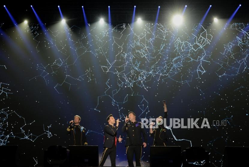 Personel boyband Westlife Kian Egan, Shane Filan, Mark Feehily dan Nick Byrne (dari kiri) saat tampil pada konser Westlife-The Twenty Tour 2019 di Indonesia Convention Exhibition (ICE) BSD, Tangerang, Banten, Selasa (6/8).