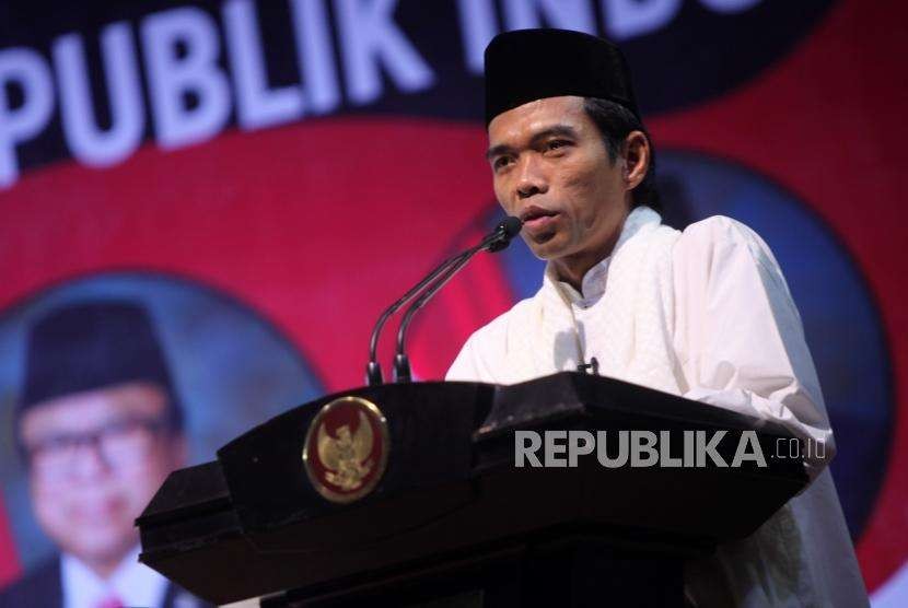 Ustaz Abdul Somad memberikan tausiyahnya saat acara MPR-RI Bersholawat di Kompleks Parlemen, Jakarta, Rabu (29/8).