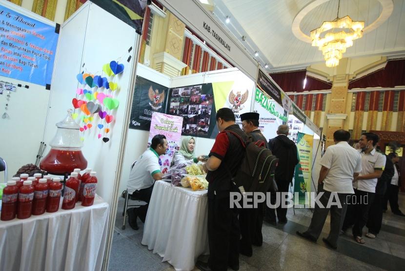 Pengunjung mengamati bermacam produk binaan Badan Amil Zakat Nasional (Baznas) dari berbagai daerah di Jawa Barat (ilustrasi)