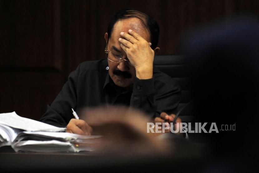Terdakwa kasus merintangi penyidikan kasus korupsi E-KTP Fredrich Yunadi mendengarkan keterangan saksi saat menjalani sidang lanjutan di Pengadilan Tipikor, Jakarta, Kamis (5/4).
