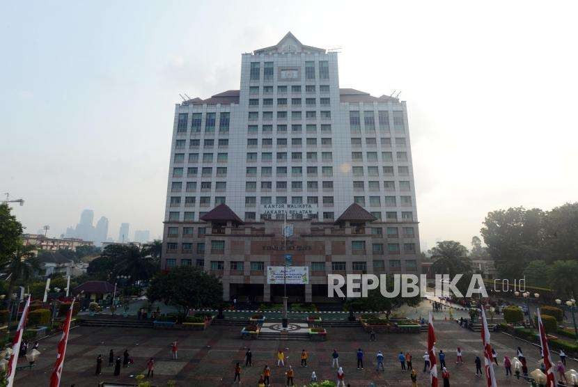 Kantor Wali Kota Jakarta Selatan di Jalan Prapanca Raya, Kecamatan Kebayoran Baru, Jakarta Selatan, Ahad (12/8).