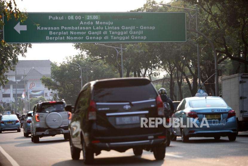 Sejumlah kendaraan roda empat melintas saat penerapan sistem ganjil-genap di Kawasan Jalan Medan Merdeka Utara, Jakarta, Senin (20/8).