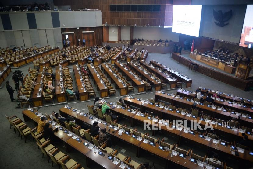 Sejumlah anggota DPR  mengikuti sidang paripurna DPR RI di Kompleks Parlemen, Senayan, Jakarta, Selasa (20/3).