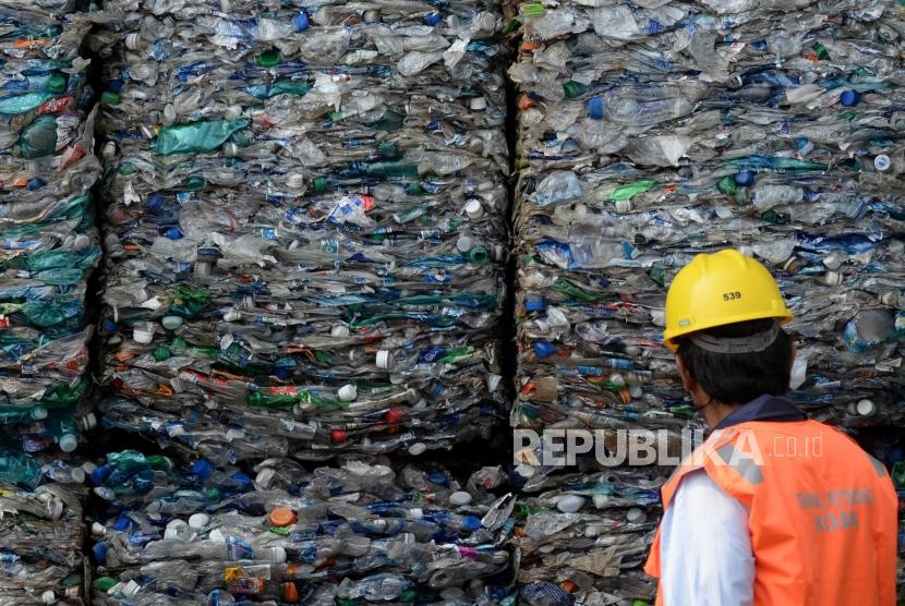 Petugas memeriksa kontainer yang berisikan limbah plastik di Pelabuhan Peti Kemas Koja, Jakarta, Rabu,(18/9).