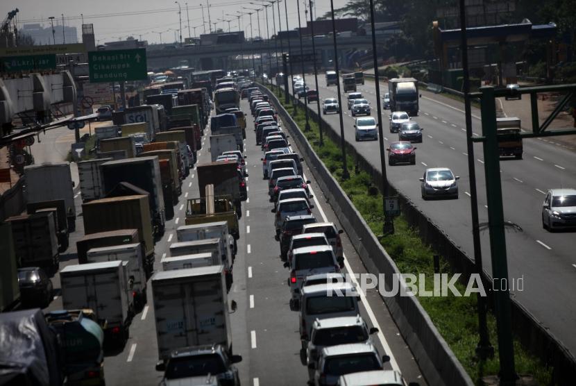 Antrean kendaraan saat melintas di ruas Tol Jakarta Cikampek, Bekasi, Jumat (2/3).