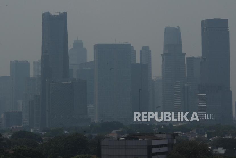 Teknologi Hujan Buatan Atasi Polusi Jakarta. Sejumlah gedung bertingkat terlihat samar karena polusi udara di Jakarta, Selasa (3/7).