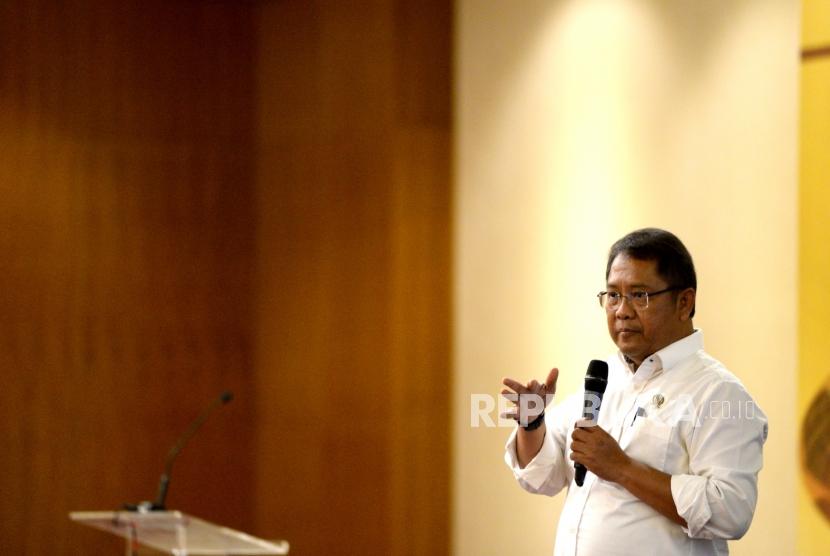 Menkominfo Rudiantara memberikan paparan utama saat CEO Gathering 2018 di Jakarta, Kamis (11/1).