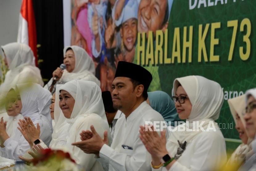 Ketua Umum PP Muslimat Nahdlatul Ulama Khofifah Indar Parawansa didampingi  Ketua Panitia Harlah ke-73 Muslimat NU Yenny Wahid saat menghadiri acara doa bersama dan santunan anak yatim di Gelora Bung Karno, Jakarta, Sabtu (26/1).