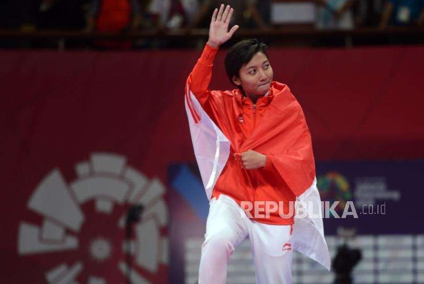 Karateka Indonesia Cokorda Istri Agung Sanistyarani melambaikan tangan saat akan pengalungan medali perunggu cabang olahraga karate Asian Games 2018 kategori kelas 55 kilogram di JCC Plennary Hall, Jakarta, Ahad (26/8).