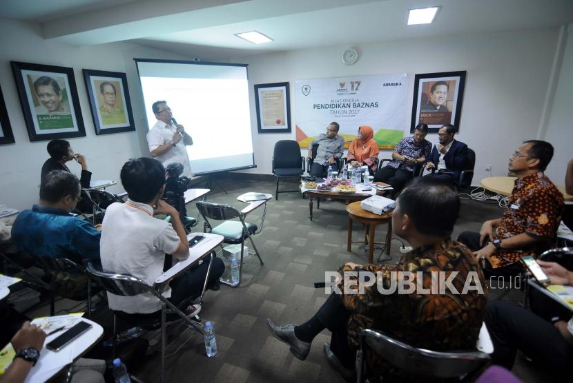 Kepala Pusat Penilaian Pendidikan Kementerian Pendidikan dan Kebudayaan (Kemendikbud) Moch. Abduh memberikan paparan saat acara Kilas Kinerja Pendidikan Baznas di Kantor Republika, Jakarta, Kamis (11/1).