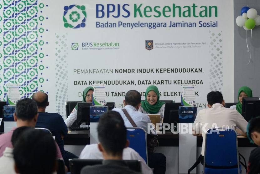 Petugas Badan Penyelenggara Jaminan Sosial (BPJS) Kesehatan melayani warga di kantor BPJS Kesehatan Cabang Jakarta Selatan, Senin (2/9). -ilustrasi-