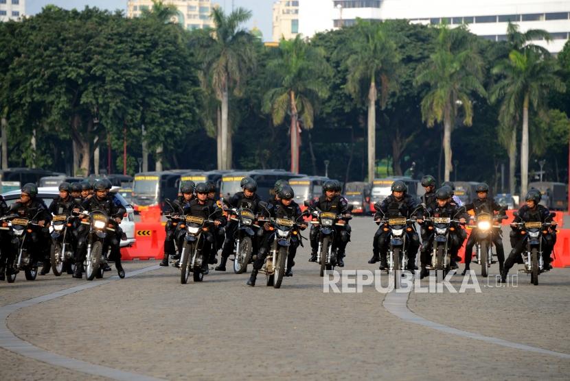 Sejumlah anggota Brimob saat menaiki motor di Monas, Jakarta, Senin (20/5).