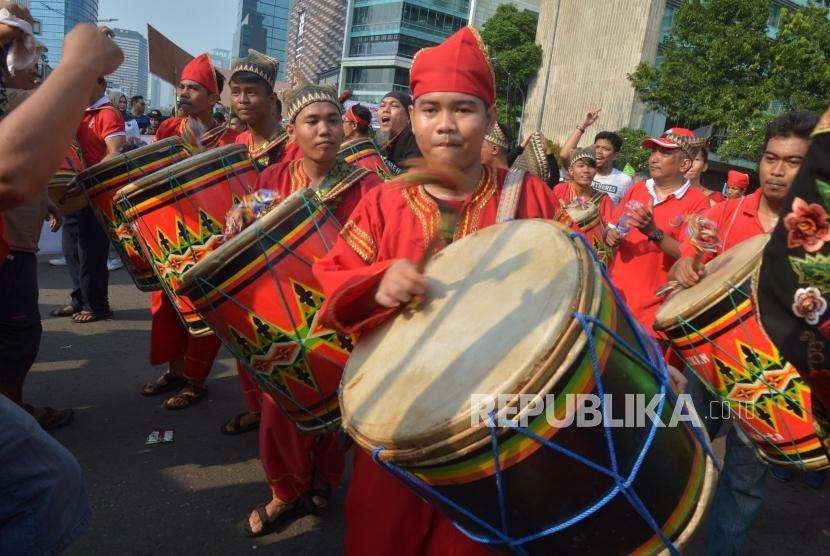 Masyarakat Maninjau, Sumatra Barat memainkan tambua tansa. (Dok Republika)