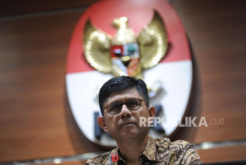 Wakil ketua KPK  Laode M Syarif  memberikan keterangan saat  melakukan  konfrensi pers di Kantor KPK, Jakarta, Ahad (4/2).