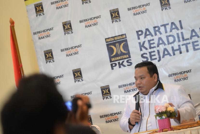 PKS: Janji Pembebasan Pajak Penghasilan. Sekertaris Bidang Ekuintek LH DPP PKS Handi Riza menggelar konferensi pers di DPP PKS, Jakarta, Kamis (21/2/2019).