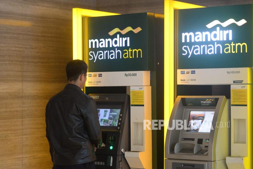 Nasabah melakukan transaksi melalui ATM Bank Syariah Mandiri di Jakarta, Ahad (7/1).