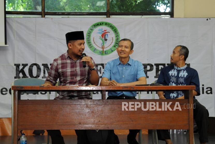 Sekjen Federasi Serikat Guru Indonesia (FSGI) Heru Purnomo (tengah) didampingi Wakil Sekjen FSGI Satriwan Salim (kiri) dan Bendahara FSGI Slamet Maryanto (kanan) memberikan penjelasan saat konferensi pers di Gedung LBH Jakarta, Ahad (3/12).