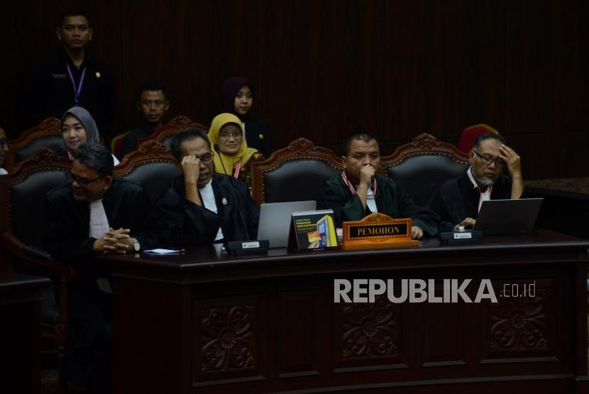 Tim Kuasa Hukum Prabowo-Sandi, Bambang Widjojanto saat menjalani Sidang Perselisihan Hasil Pemilihan Umum (PHPU) Presiden dan Wakil Presiden 2019 di Gedung Mahkamah Konstitusi, Jakarta, Kamis (27/6).