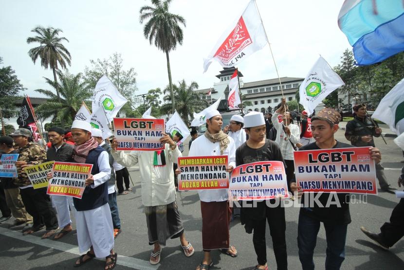 Sejumlah massa dari Aliansi Pergerakan Islam Jawa Barat (API Jabar) menggelar aksi pernyataan sikap menolak lesbian, gay, biseksual, dan transgender (LGBT) di depan Gedung Sate, Kota Bandung, Jumat (29/12).