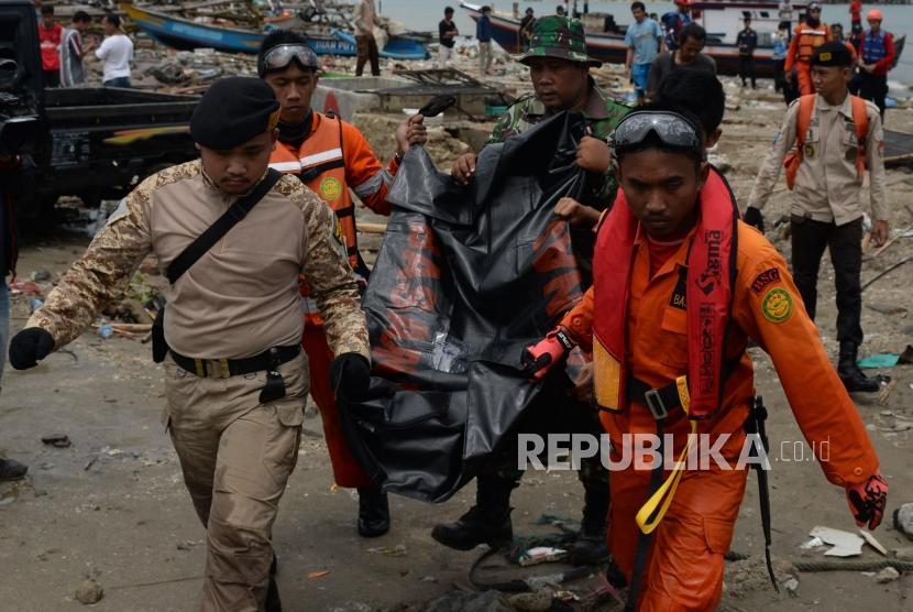 Petugas mengevakuasi jenazah korban bencana Tsunami di Kawasan Sumur, Pandeglang, Banten, Selasa (25/12).