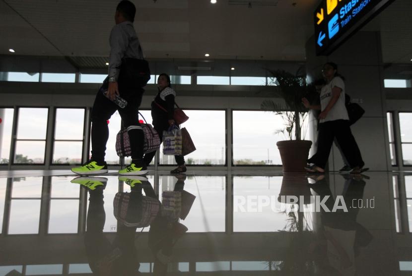 Warga melintas di terminal 3 Bandara Soekarno-Hatta, Jakarta, Selasa (26/12).