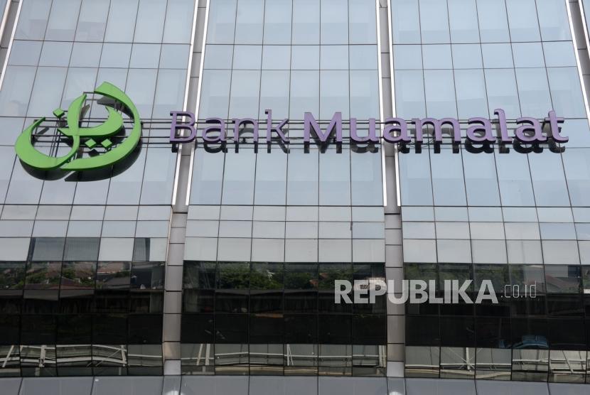 Logo Bank Muamalat terpasang depan kantor pusatnya, Jakarta, Ahad (2/12).