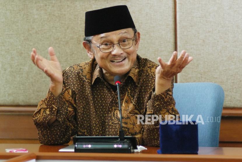 Presiden ke-3 RI Bacharuddin Jusuf (BJ) Habibie saat mengunjungi Gedung Sate, Kota Bandung pada 2012.