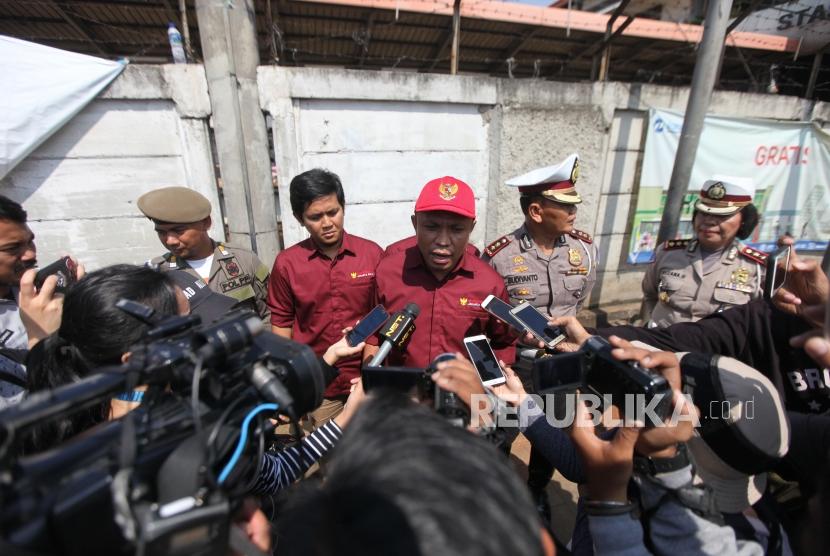 Plt Kepala Perwakilan Ombudsman Jakarta Raya Dominikus Dalu (tengah) bersama Kasubdit Gakkum Ditlantas Polda Metro Jaya AKBP Budiyanto (kanan) memberikan keterangan kepada media saat meninjau kawasan Tanah Abang, Jakarta, Selasa (20/3).