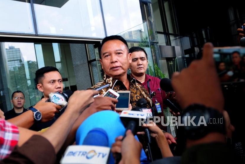 Anggota Komisi I DPR TB Hasanuddin usai menjalani pemeriksaan di Gedung KPK, Jakarta, Kamis (5/7).