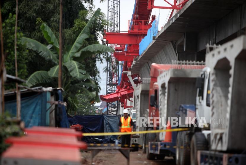 Petugas memperiksa kondisi crane proyek pembangunan kontruksi jalur kereta ”double-dobel track (DDT)