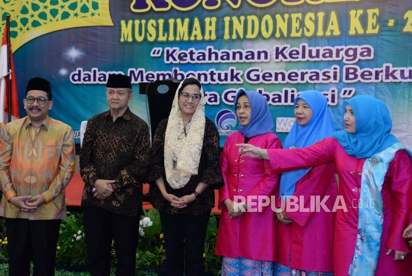 Menkeu Sri Mulyani (ketiga kiri) berbincang dengan Wakil Ketua Umum MUI Zainut Tauhid Sa'adi,Sekjen MUI Anwar Abas, Wasekjen Valina Singka Subekti, Ketua Panitia Kongres Azizah dan Ketua MUI Bidang Perempuan Remaja dan Keluarga Amany Lubis (dari Kiri) saat pembukaan kongres muslimah Indonesia ke-2 di Jakarta ,Senin (17/12).